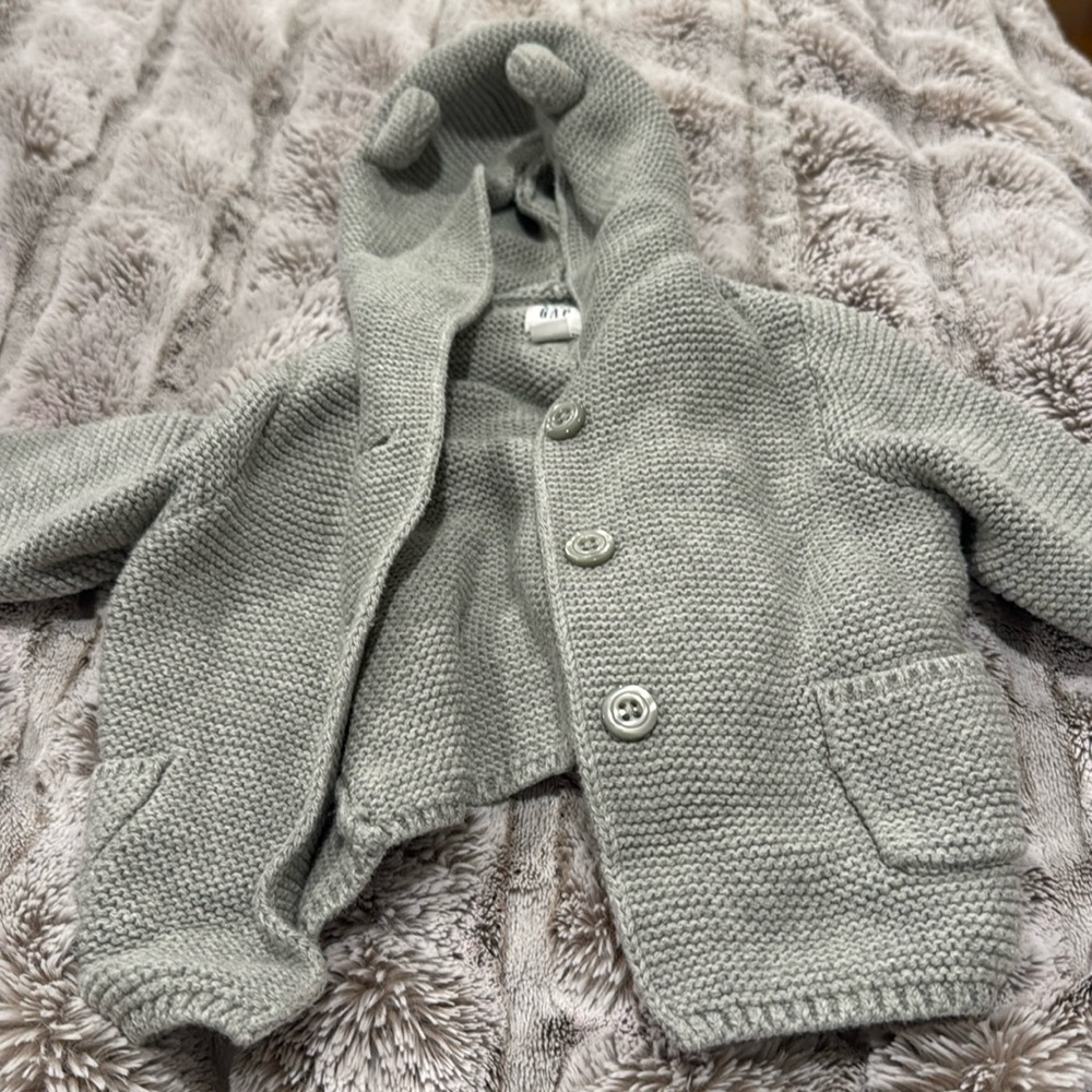 Baby gap sweater 6-12 months